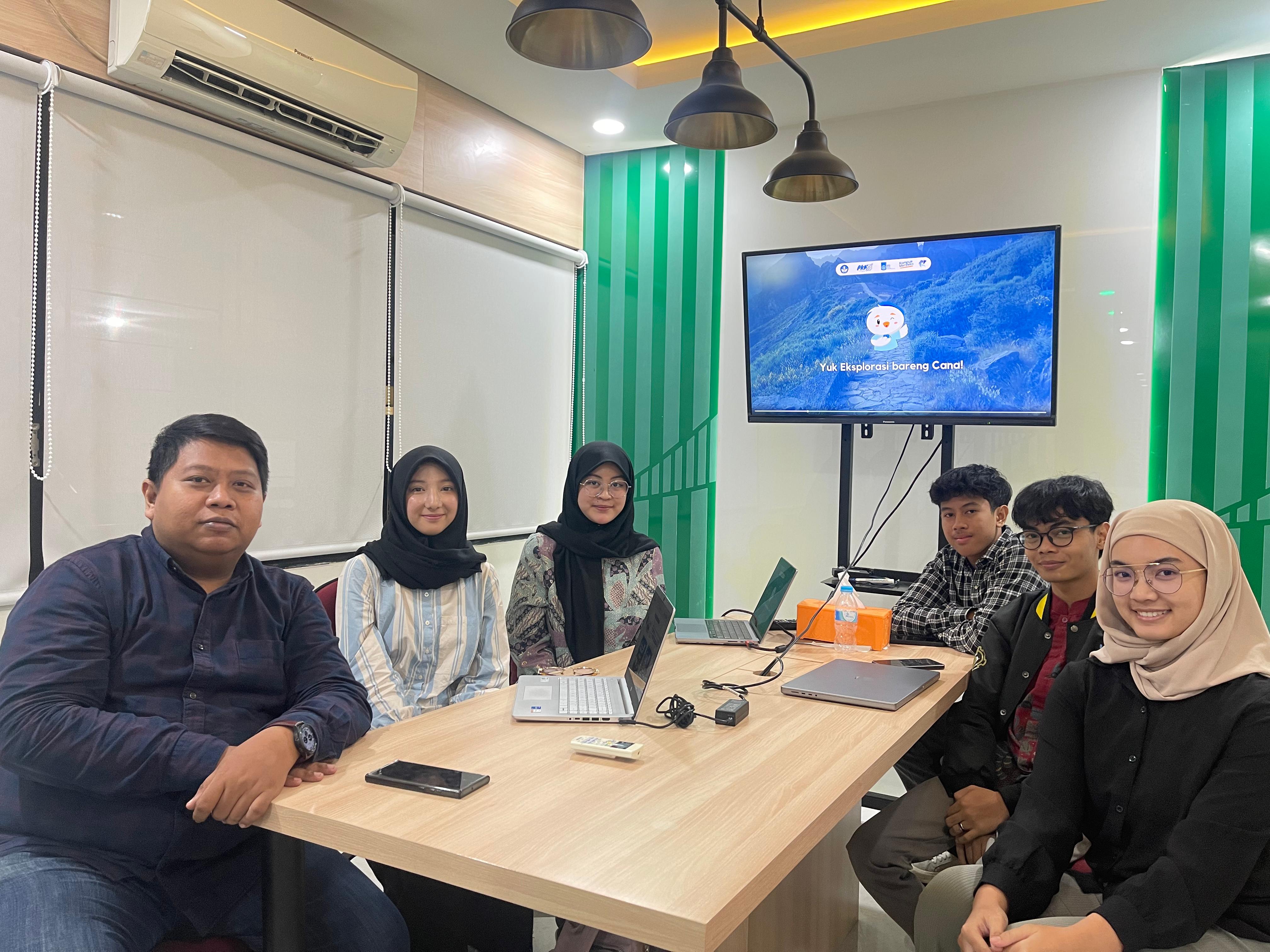 Gambar Nanda Dewi Challista (pertama dari kanan) bersama tim Rencanain dan dosen pembimbing saat sesi bimbingan kegiatan Program Kreativitas Mahasiswa bidang Kewirausahaan (PKM-K) 2024