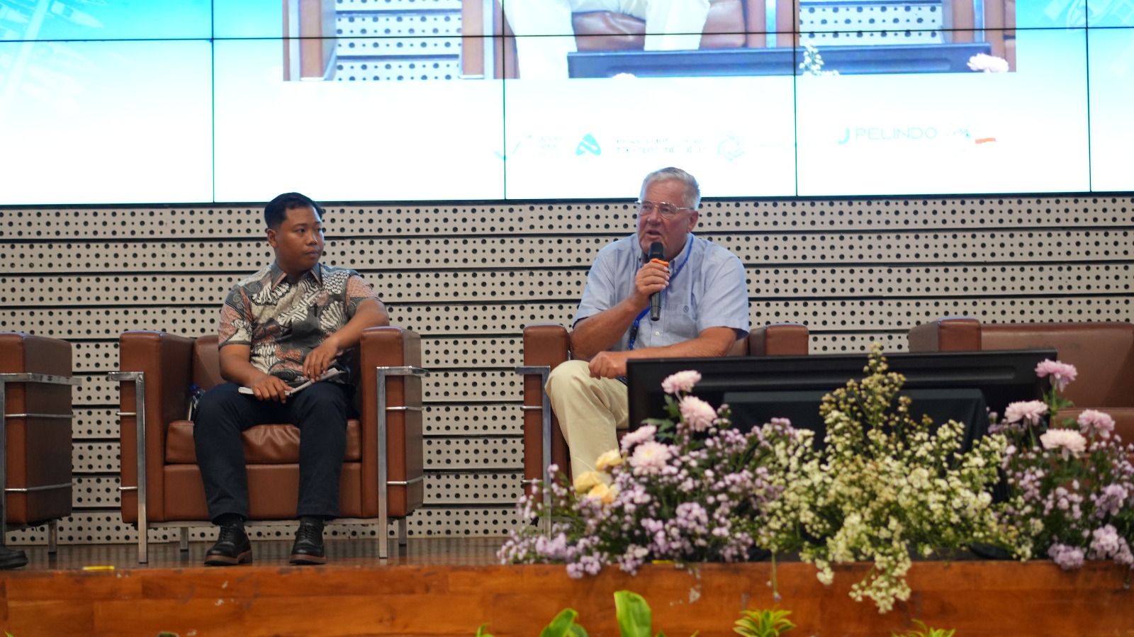 (dari kiri) Engineering Manager SF Marina Indonesia Norman Akromidin (alumni Teknik Kelautan ITS) dan SF Marina Southeast Asia Area Manager Peter Santesson saat sesi diskusi