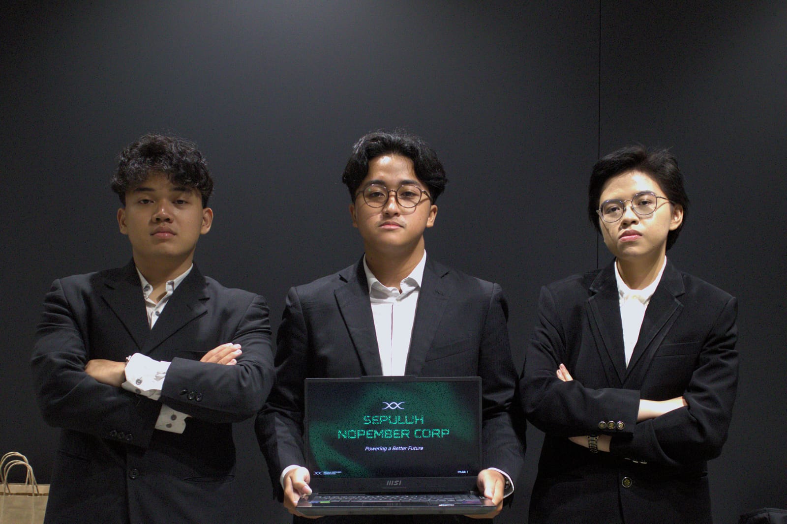 (dari kiri) Moh Ardi Candra, Daffana Adiel Hadrian, dan Farah Zamir Salsabila dari Tim Anargya ITS yang berlaga di FSAE Japan 2025