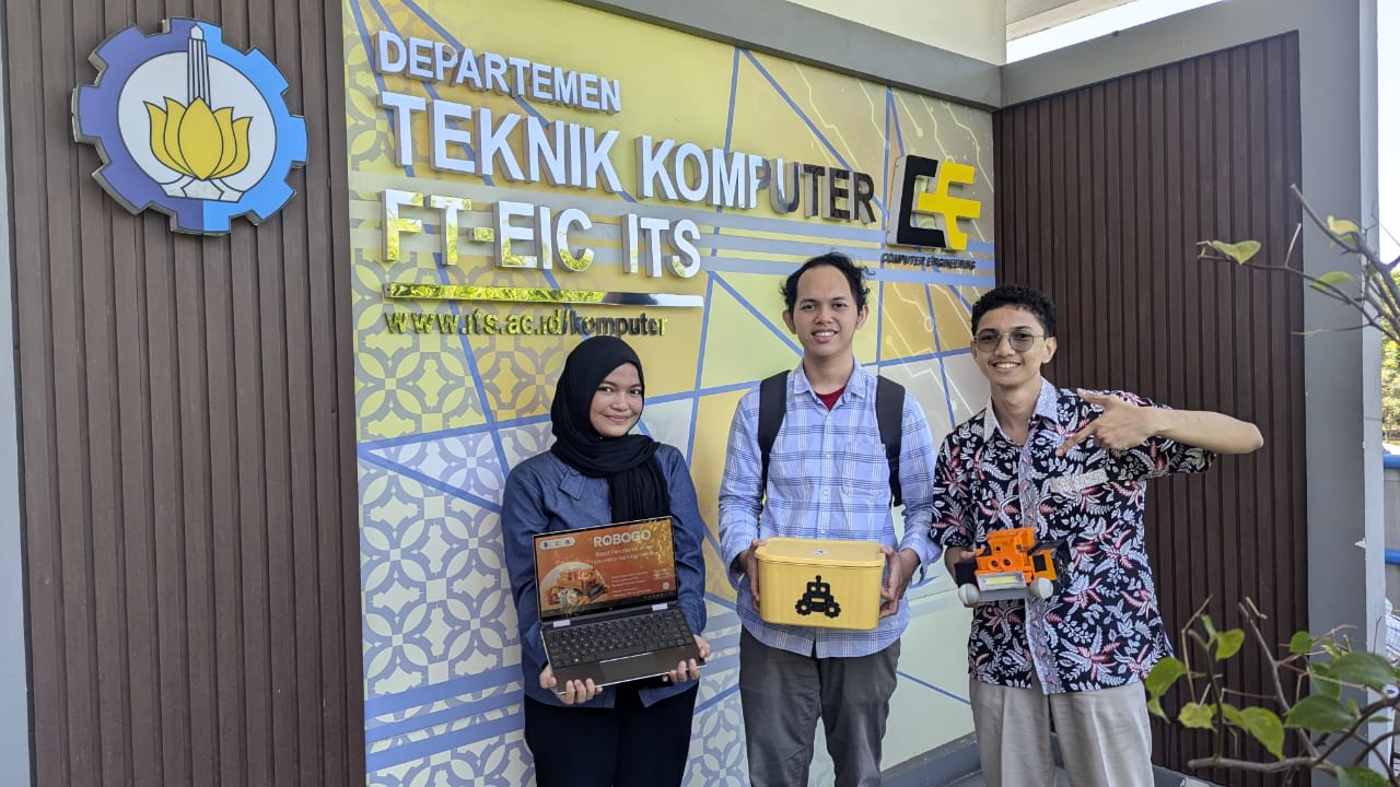 (dari kiri) Rezky Dwi Santika, Zhafarullah Ahmad, dan Rigel Ramadhani Waloni saat memamerkan inovasinya bernama RoboGo