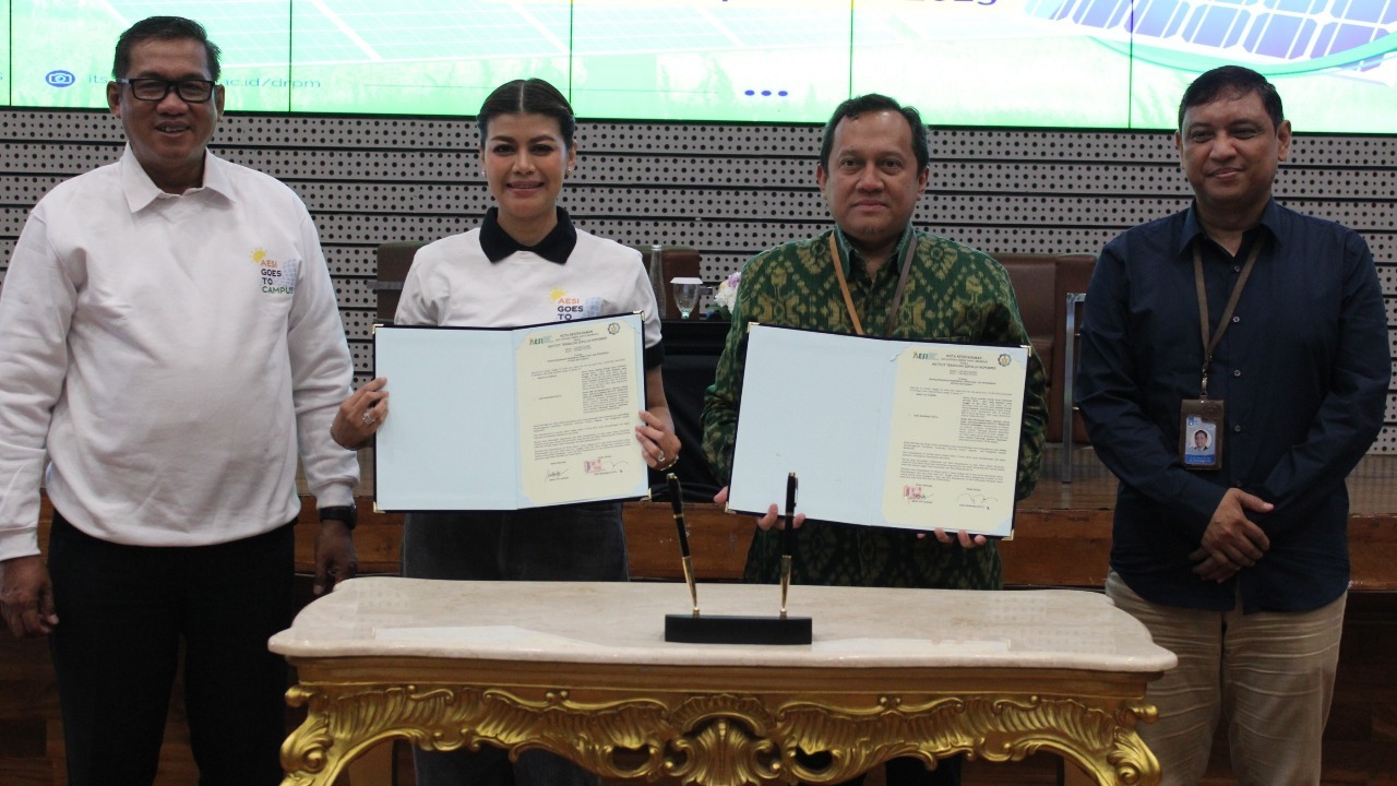 (dari kiri) Ketua Dewan Pengawas AESI Ir Wiluyo Kusdwiharto ST MBA IPU ASEAN Eng, Ketua Umum AESI Mada Ayu Habsari, Wakil Rektor IV ITS Prof Ir Agus Muhamad Hatta ST MSi PhD, Direktur Kerjsama dan Pengelolaan Usaha ITS Tri Joko Wahyu Adi ST MT PhD usai penandatanganan MoU