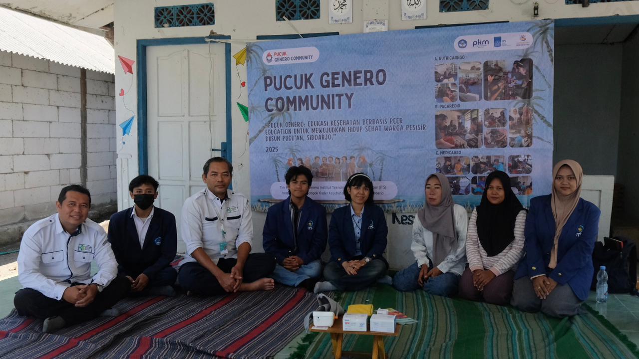 Tim Abmas Pucuk Genero ITS bersama Dinas Kesehatan dan kader kesehatan lokal dalam pelaksanaan program edukasi sebaya di Dusun Pucukan, Desa Gebang, Sidoarjo