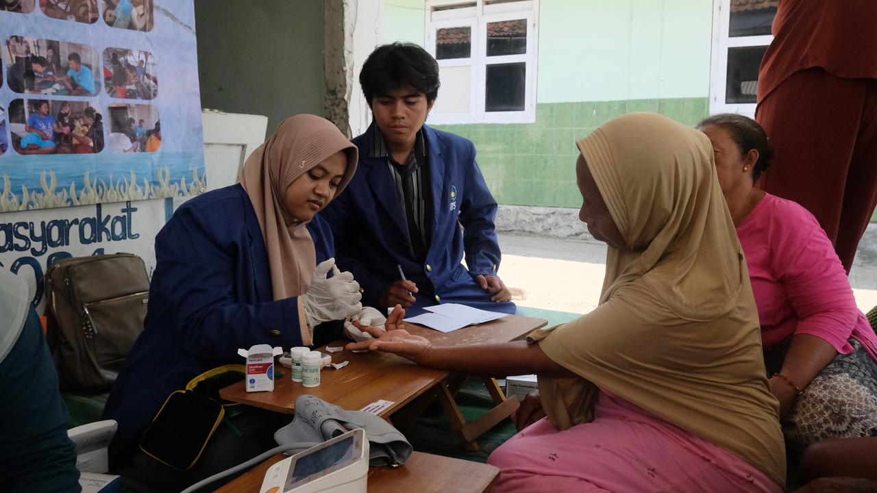 Tim Abmas Pucuk Genero ITS melakukan pemeriksaan kesehatan dasar kepada warga melalui subprogram MedicareO