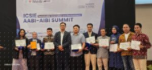 CEO 3D Expert Samsudin ST (dua dari kanan), salah satu startup ITS, usai menerima penghargaan sebagai Startup Unggulan dari Ketua AIBI Dr Catur Sugiarto (empat dari kiri) bersama para penerima penghargaan lainnya