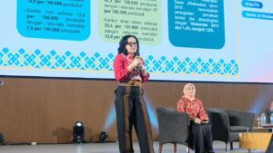 dr Martha Muliana Lumogom Siahaan SH MARS MHKes saat memaparkan materi mengenai peran pemerintah dalam meningkatkan deteksi dini kanker serta peran rumah sakit pusat dalam penatalaksanaan komprehensif kanker