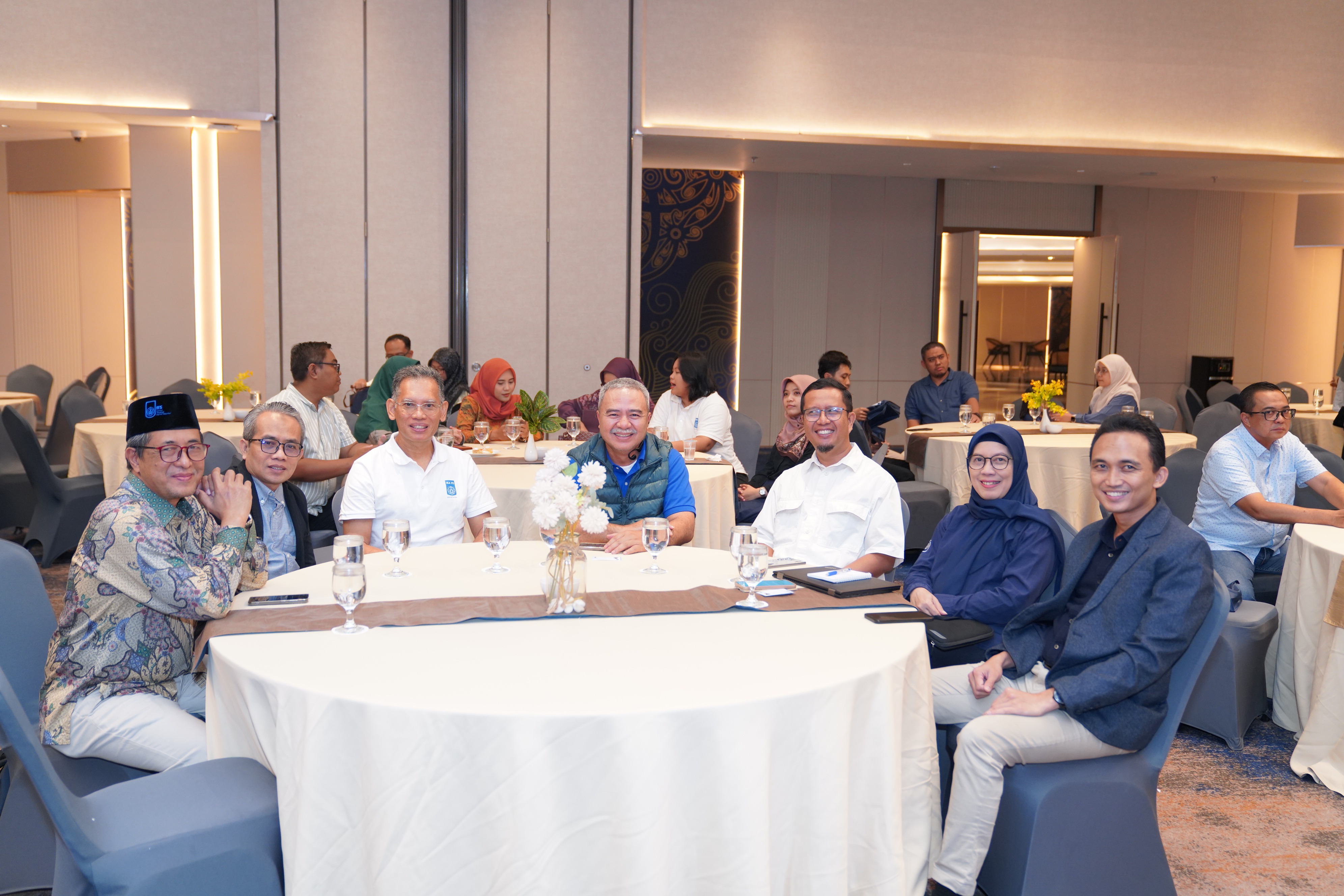 Gambar Darmaji dan Machsus dalam kegiatan Alumni & Industrial Gathering