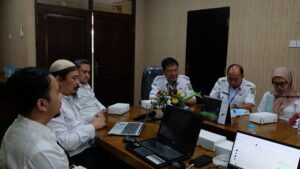 Dosen Departemen Teknik Lingkungan (tiga orang di kiri) bersama Pemerintah Kota Madiun (tiga orang di kanan) dalam kegiatan pelatihan dari Laboratorium Pengendalian Pencemaran Udara dan Perubahan Iklim
