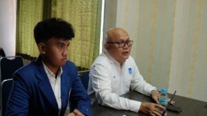 Dosen (kanan) dan mahasiswa (kiri) Departemen Teknik Lingkungan ITS dalam kegiatan pelatihan dari Laboratorium Manajemen Kualitas Lingkungan