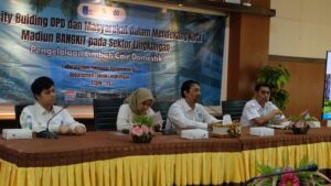Dosen Departemen Teknik Lingkungan ITS (tiga orang di kiri) bersama Pemerintah Kota Madiun (paling kanan) dalam kegiatan Abmas dari Laboratorium Teknologi Pengolahan Air