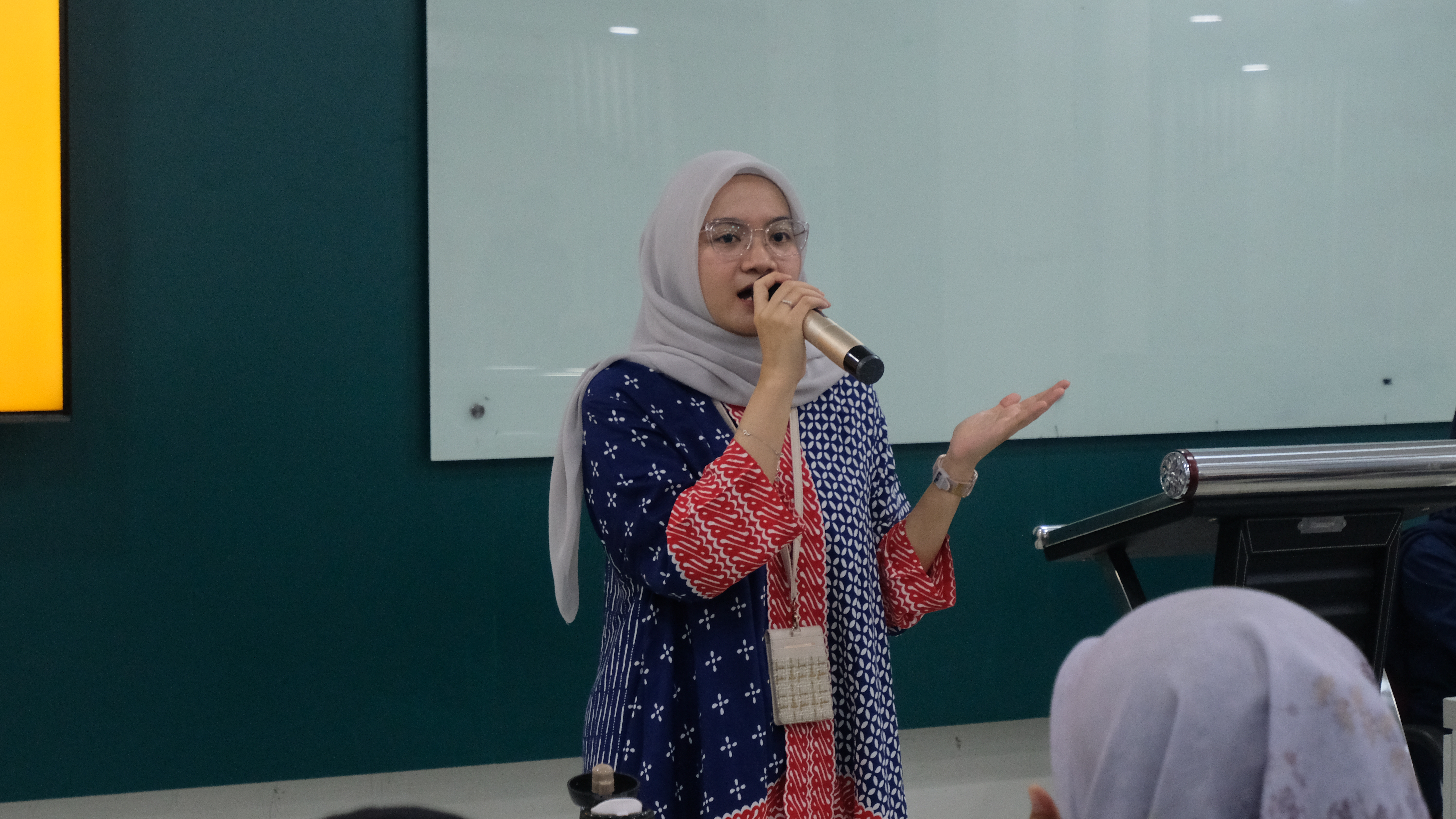 Gambar salah satu dosen Manajemen Bisnis ITS Nisrina Arieza Rahmadita SM MM dalam sesi pemaparan materi pada Womanpreneur Forum
