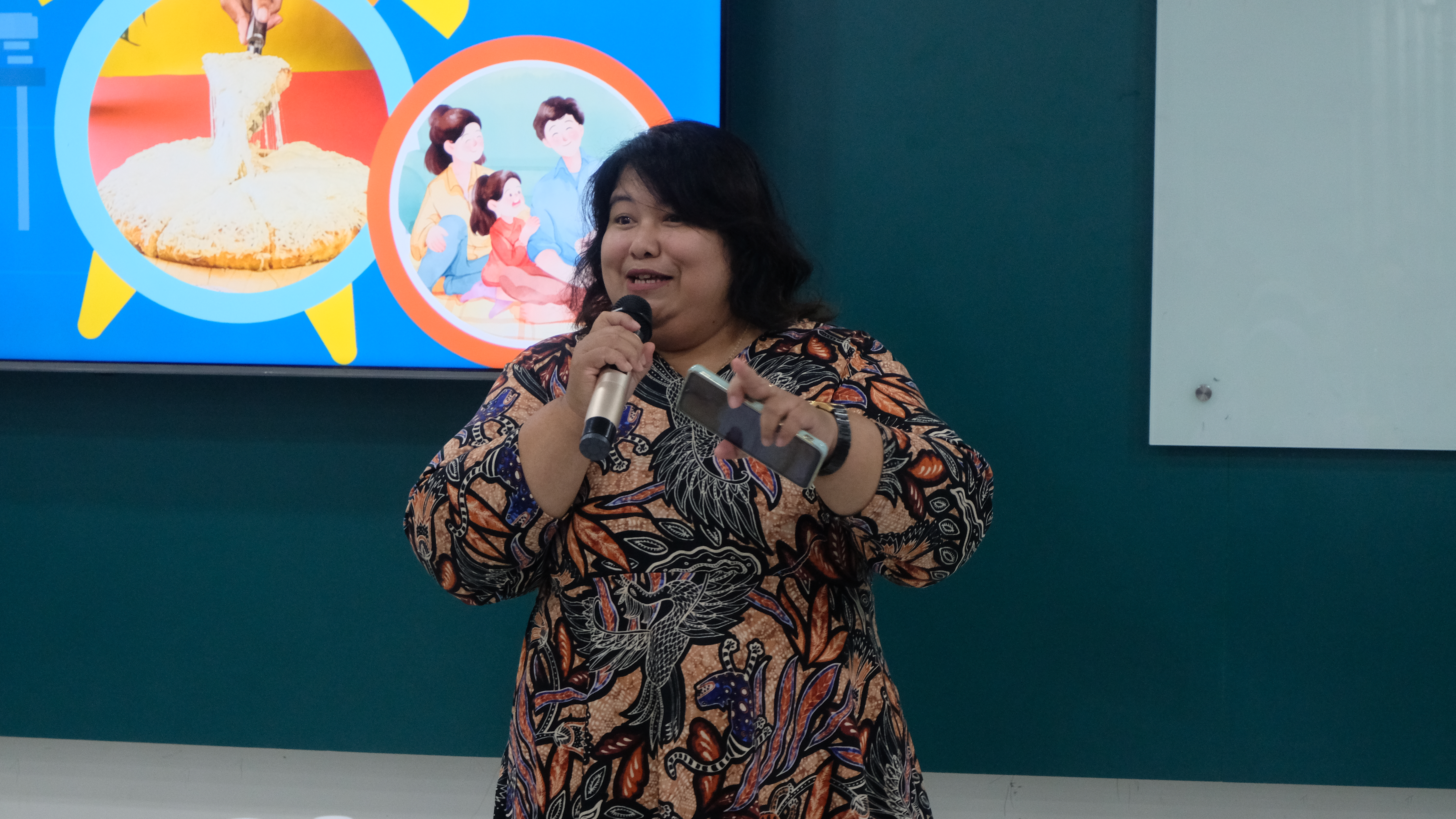 Gambar Pemilik Orlando Pizza Dian Pangestuti SPd MPd dalam sesi pemaparan materi pada Womanpreneur Forum