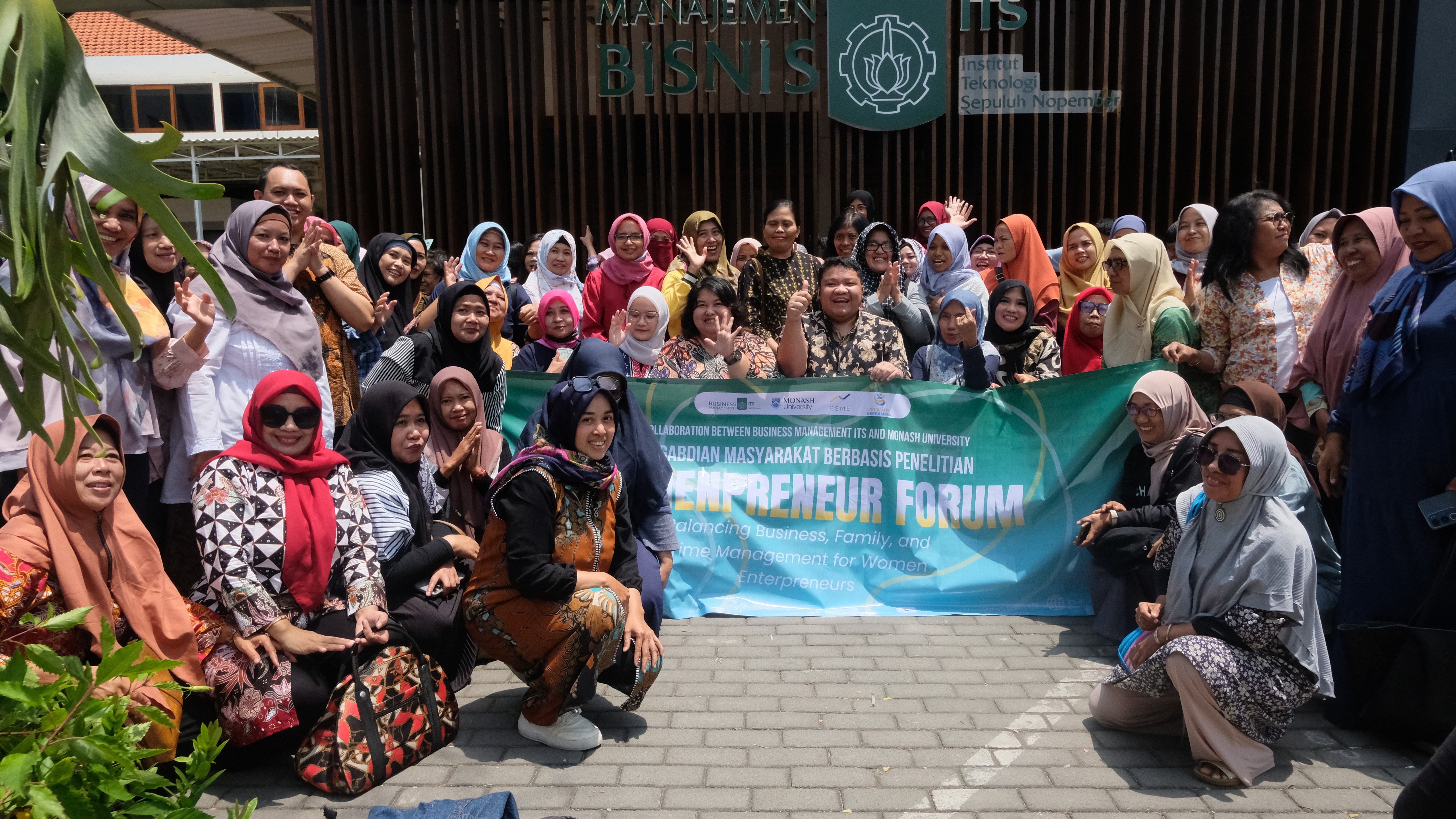 Gambar para pengusaha perempuan dalam Womanpreneur Forum dalam sesi dokumentasi