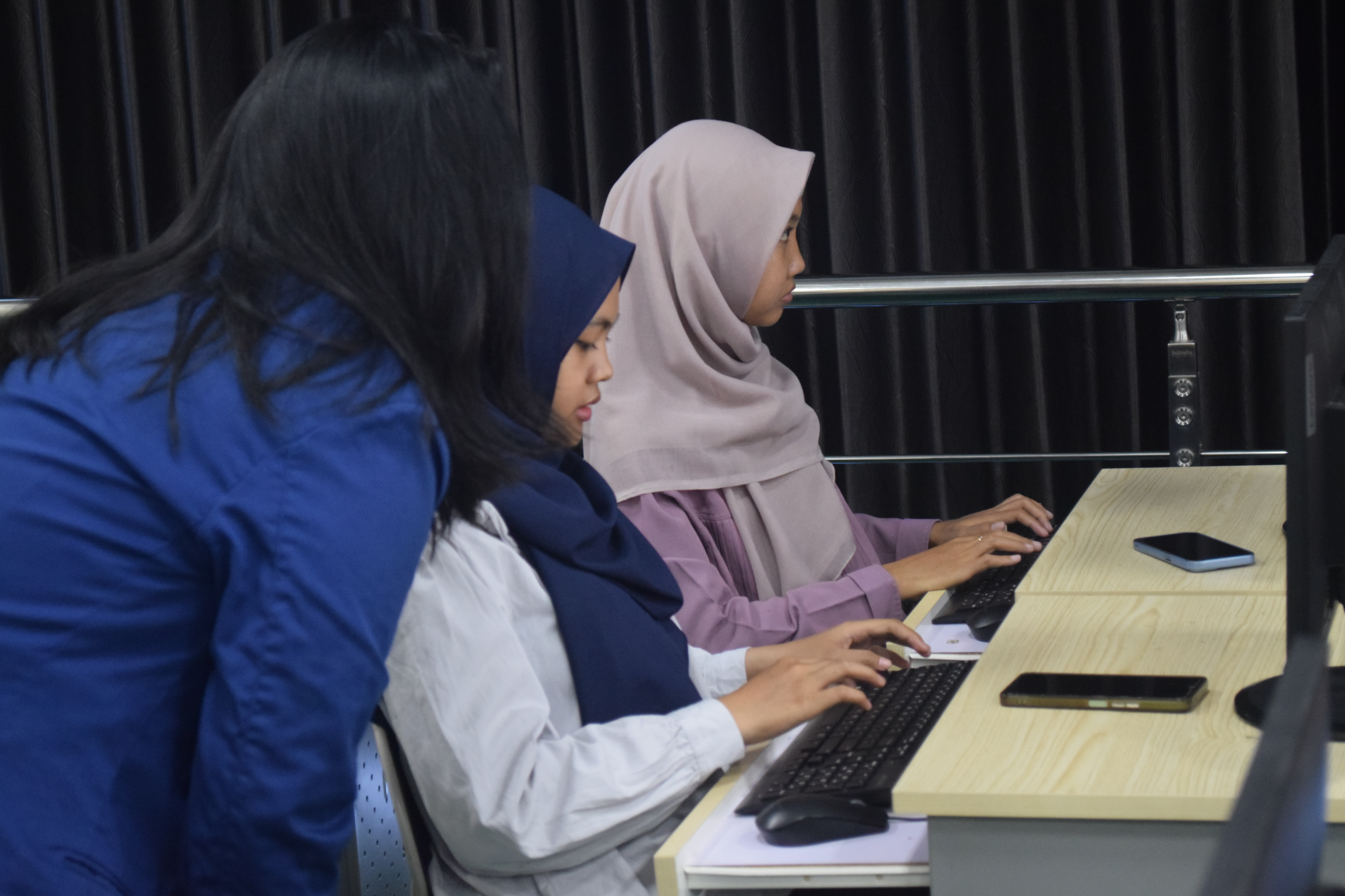 Sesi pendampingan pelatihan oleh mahasiswa Departemen Teknologi Informasi ITS selama proses pelatihan berlangsung