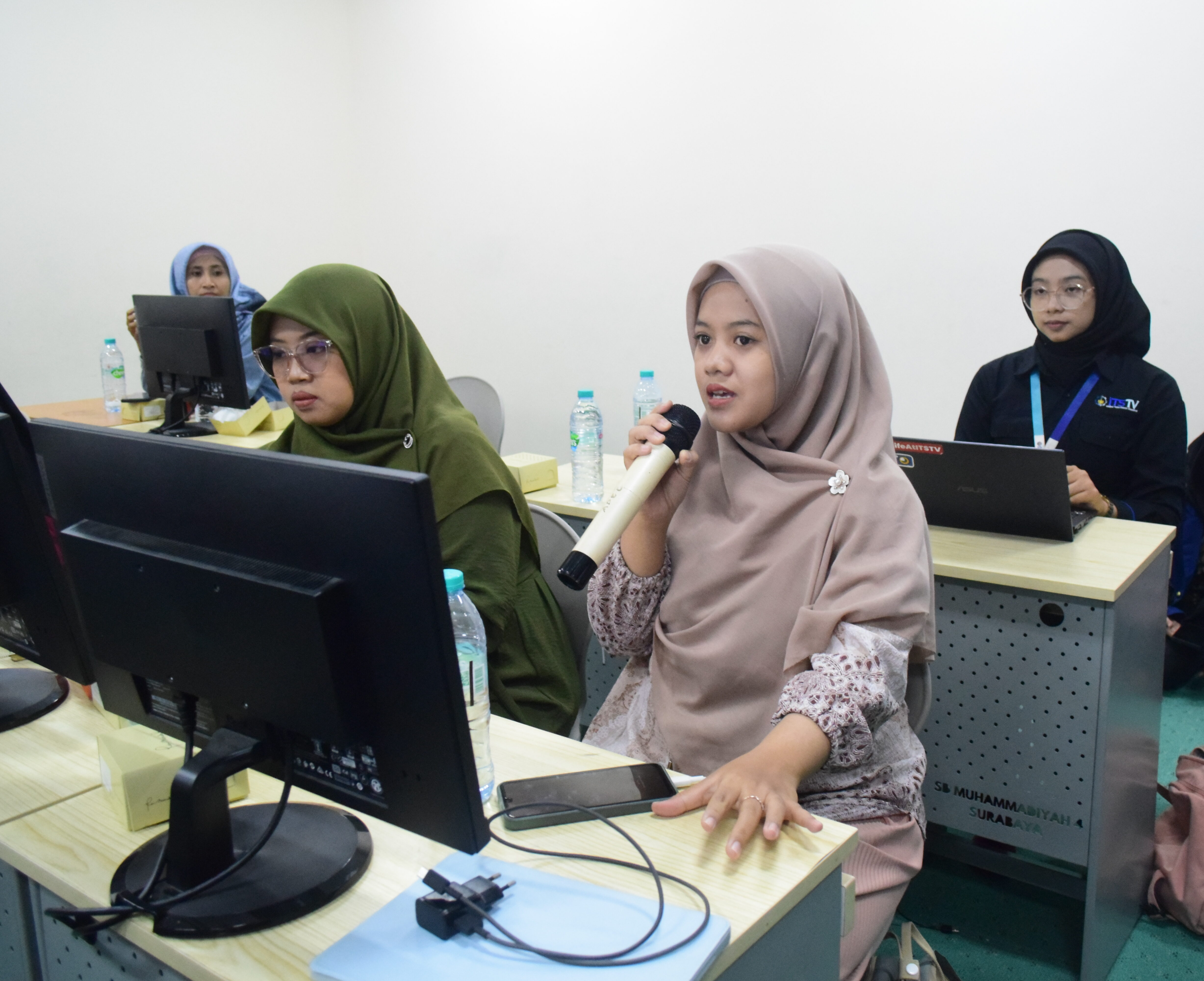 Sesi tanya jawab oleh guru SD Muhammadiyah 4 saat pelatihan penggunaan Senopati ITS