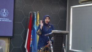 Dekan FTEIC ITS Prof Dr Diana Purwitasari SKom MSc saat memberikan sambutan sekaligus memberikan motivasi kepada para peserta Pelatihan 1.000 Duta AI