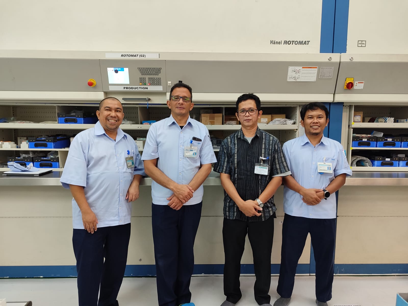 Dr Adi Rusdi Widya ST MT (dua dari kanan) bersama para kolega penelitian sistem pemeliharaan optimalisasi mesin