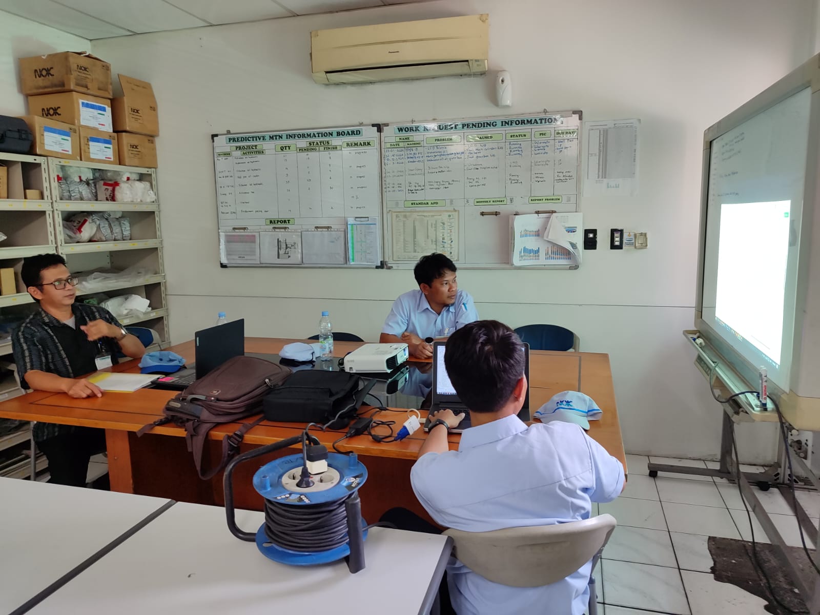 Dr Adi Rusdi Widya ST MT (kiri) saat melakukan optimalisasi sistem pemeliharaan mesin bersama para koleganya