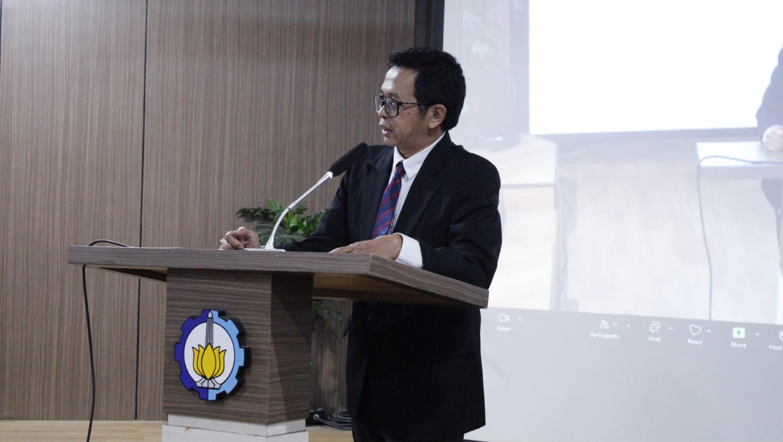 Dr Adi Rusdi Widya ST MT saat melakukan presentasi disertasinya dalam Sidang Terbuka Promosi Doktor di Departemen Teknik Sistem dan Industri ITS