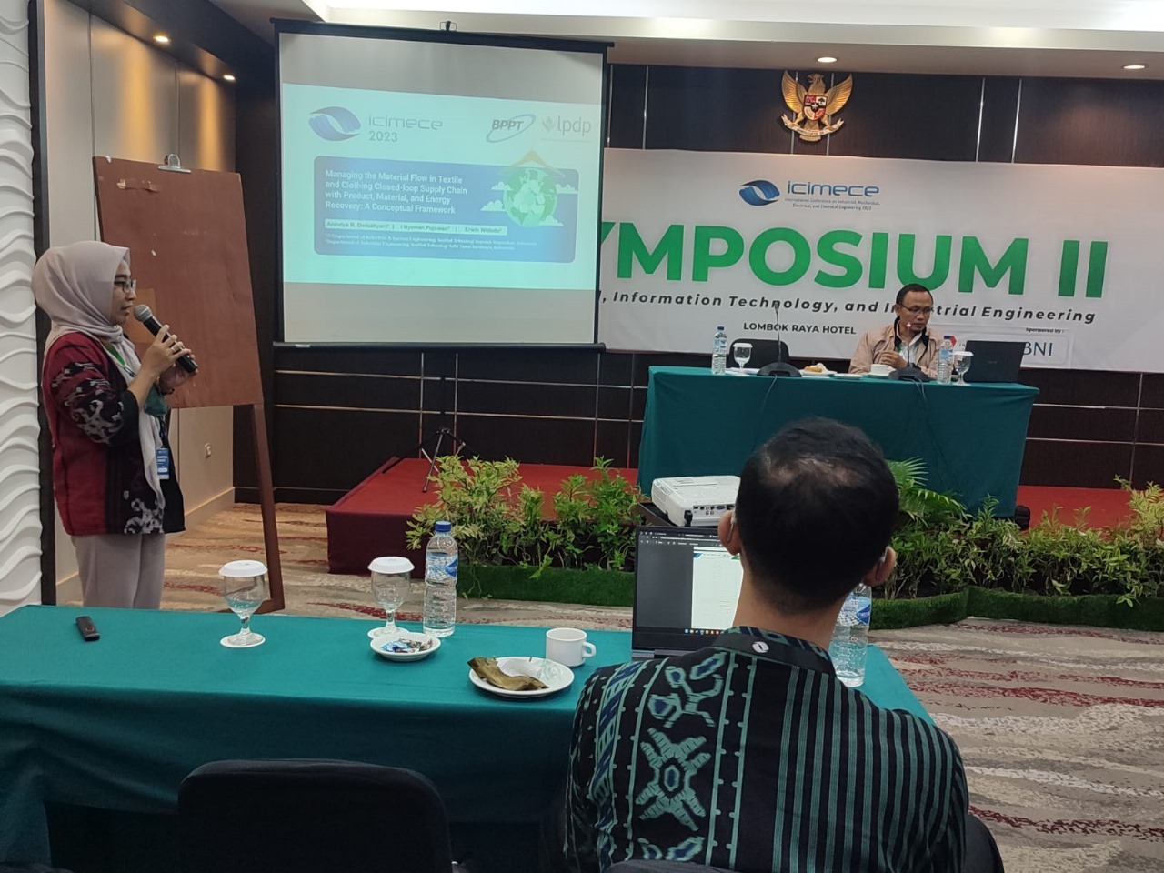 Dr Anindya Rachma Dwicahyani ST MT (kiri berdiri) saat memaparkan hasil risetnya di ICIMECE 2023