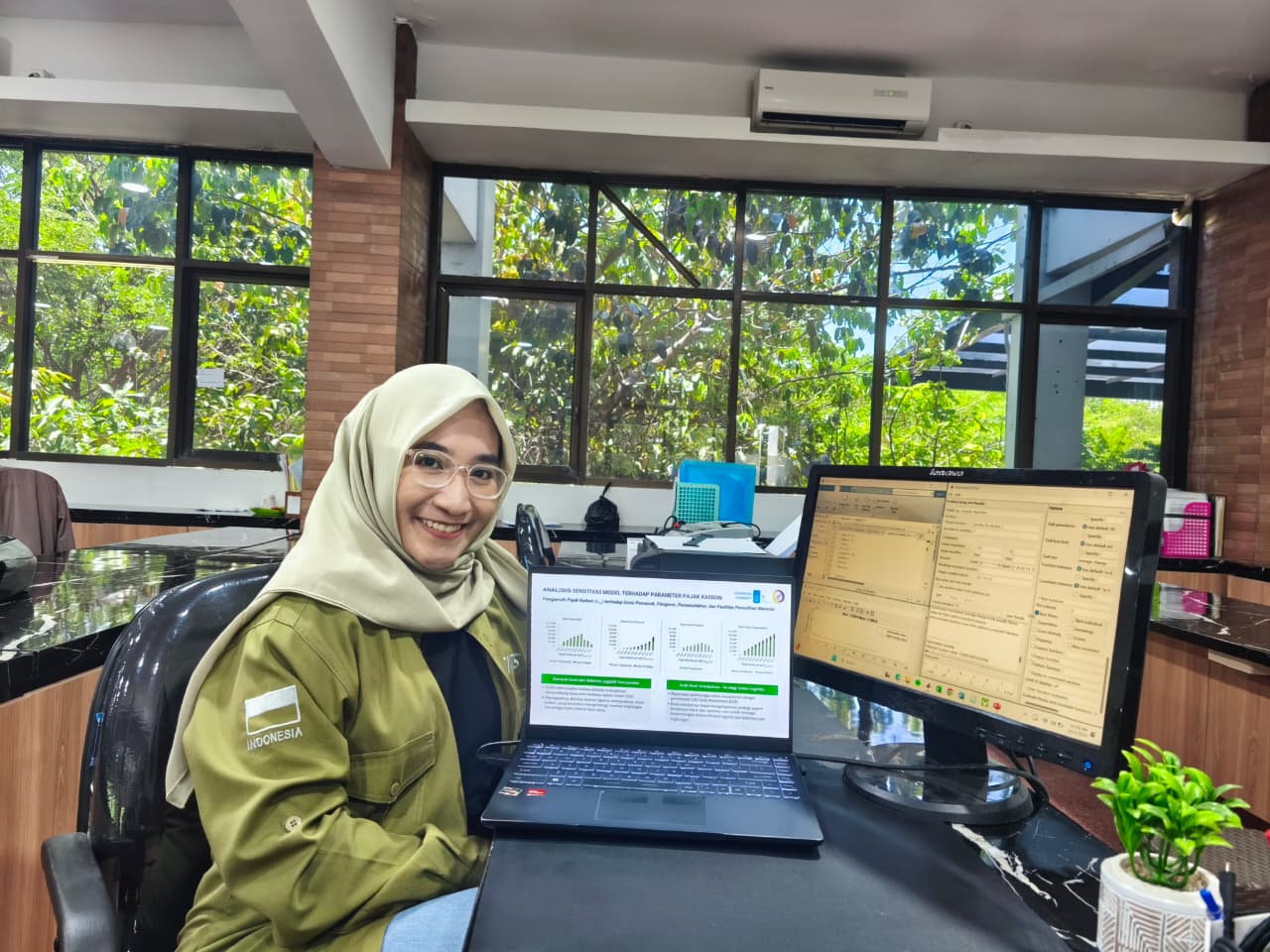 Dr Anindya Rachma Dwicahyani ST MT saat memaparkan disertasinya untuk kelulusannya sebagai doktor dari Departemen Teknik Sistem dan Industri ITS