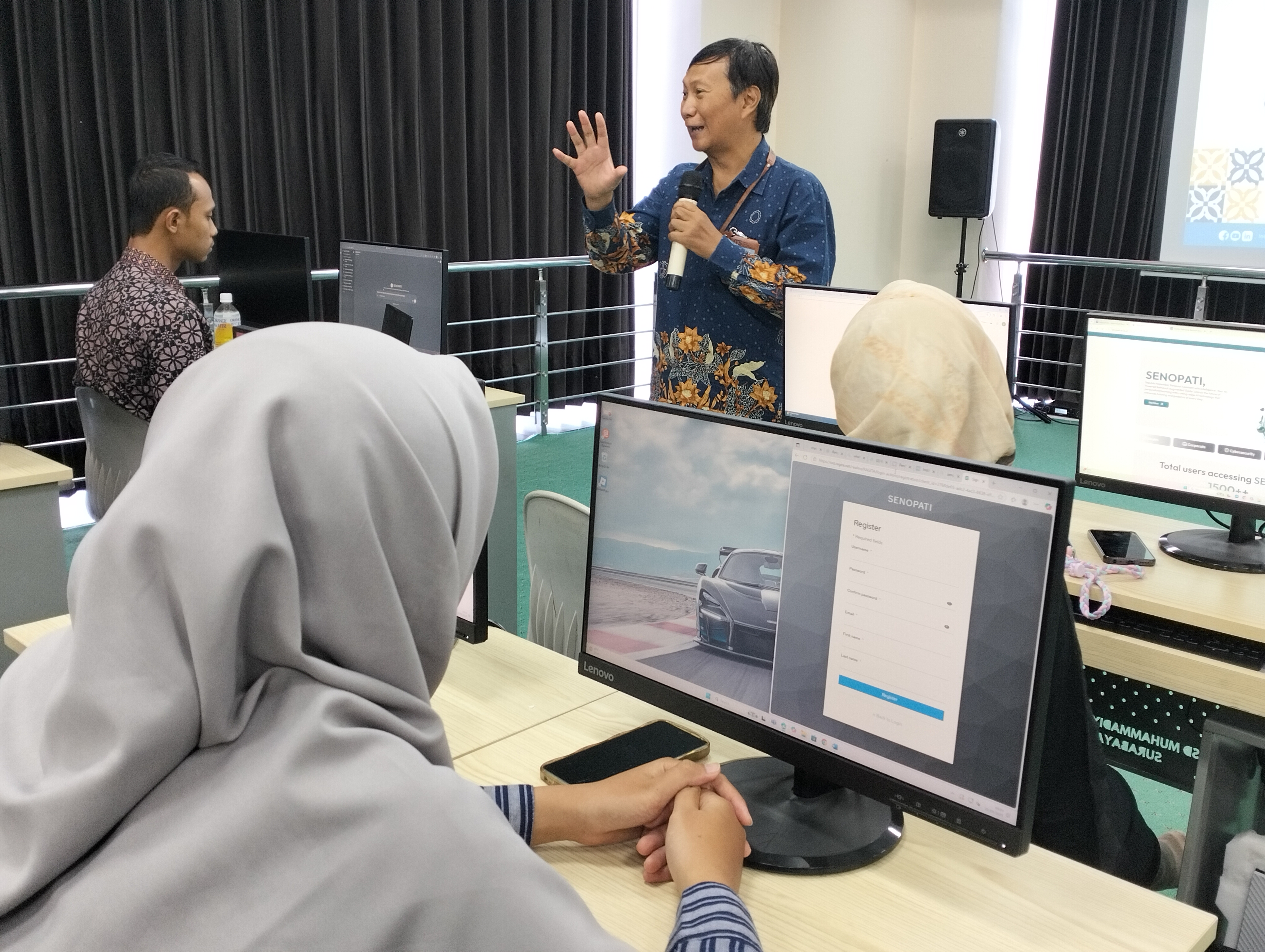 Sesi pemaparan penggunaan Senopati ITS oleh salah satu dosen Departemen Teknologi Informasi ITS 