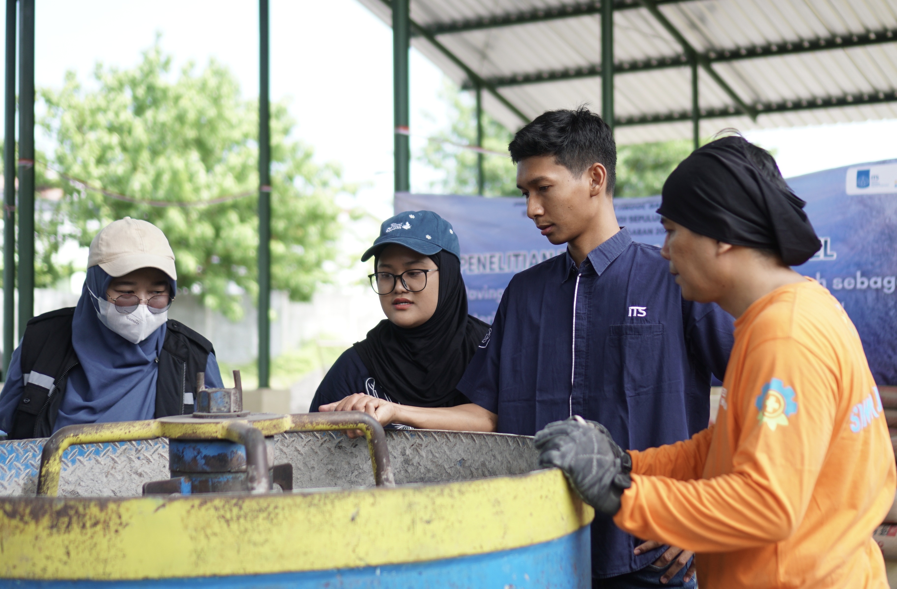 Dr Eng Ir Yuyun Tajunnisa ST MT(pojok kiri) dan tim saat melakukan pengawasan produksi paving porous di rumah usaha BUMDes Sumberejo, Probolinggo