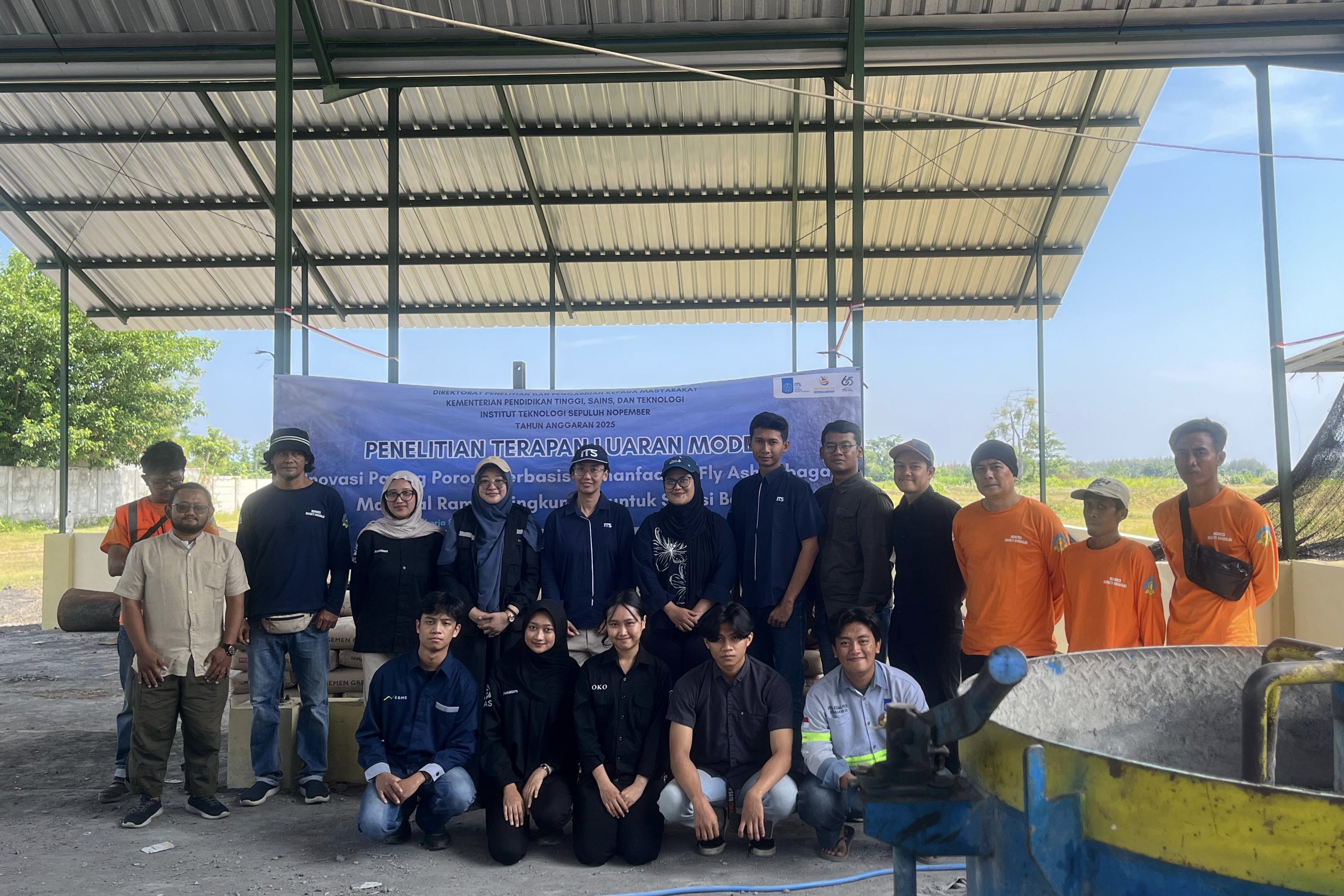 Tim peneliti bersama mahasiswa dan para mitra sebelum produksi paving porous di Desa Sumberejo, Probolinggo
