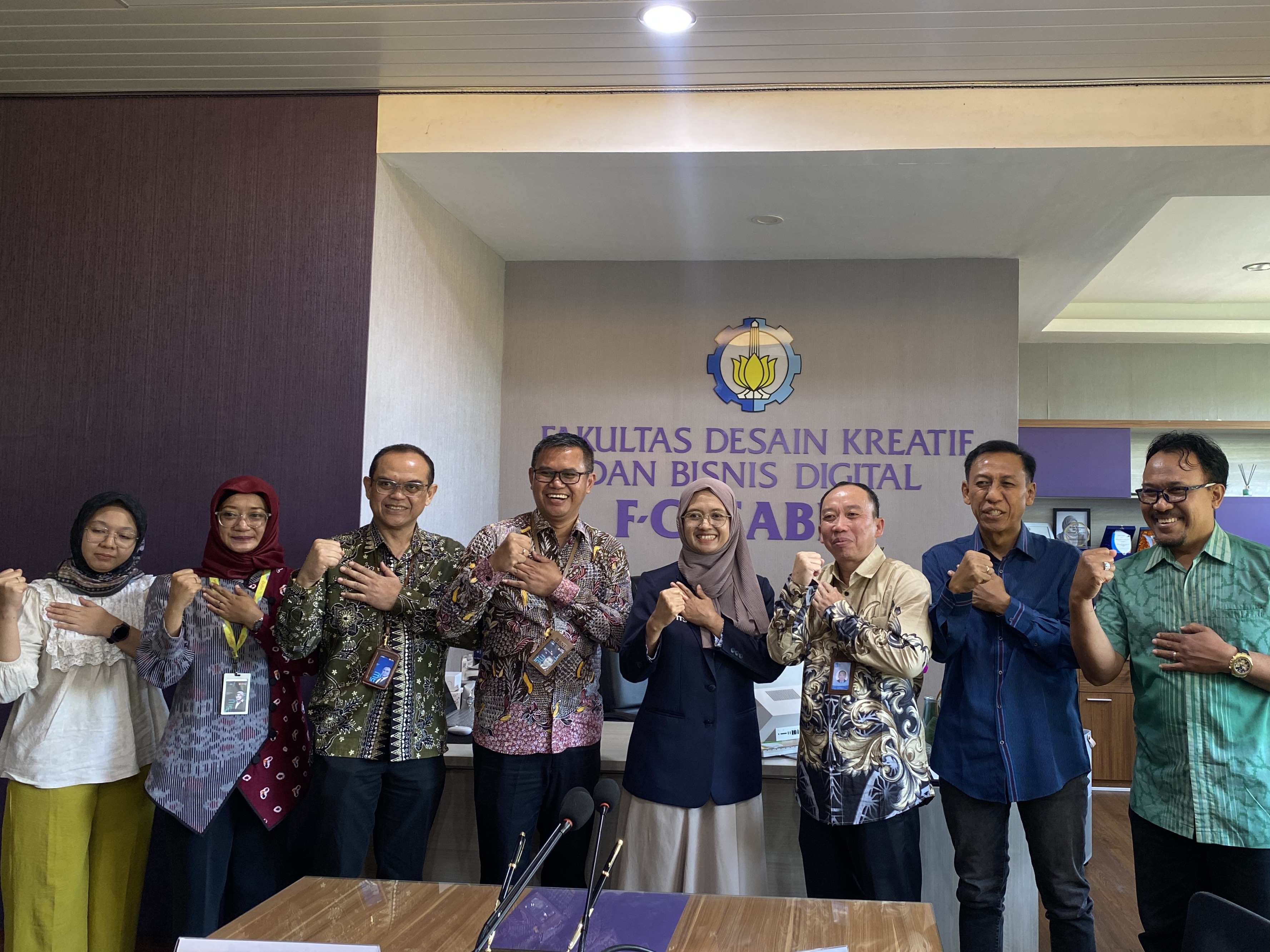 Foto bersama antara jajaran pimpinan FDKBD ITS dengan BNI setelah penandatanganan PKS