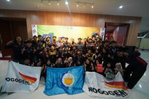 Potret kegembiraan tim Nogogeni ITS pada malam penganugerahan KMHE 2025 setelah berhasil membawa pulang dua juara ke Kampus Pahlawan