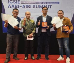 Ketua AIBI Catur Sugijarto PhD (dua dari kanan) dan Manajer Senior ILBI ITS Ir Baroto Tavip Indrojarwo MSi (dua dari kiri) bersama perwakilan Teman Marica (kiri) dan 3D Expert (kanan)