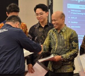 Ketua AIBI Dr Catur Sugiarto (kiri) saat menyerahkan penghargaan sebagai Inkubator Bisnis Unggulan kepada Manager Senior ILBI ITS Ir Baroto Tavip Indrojarwo MSi