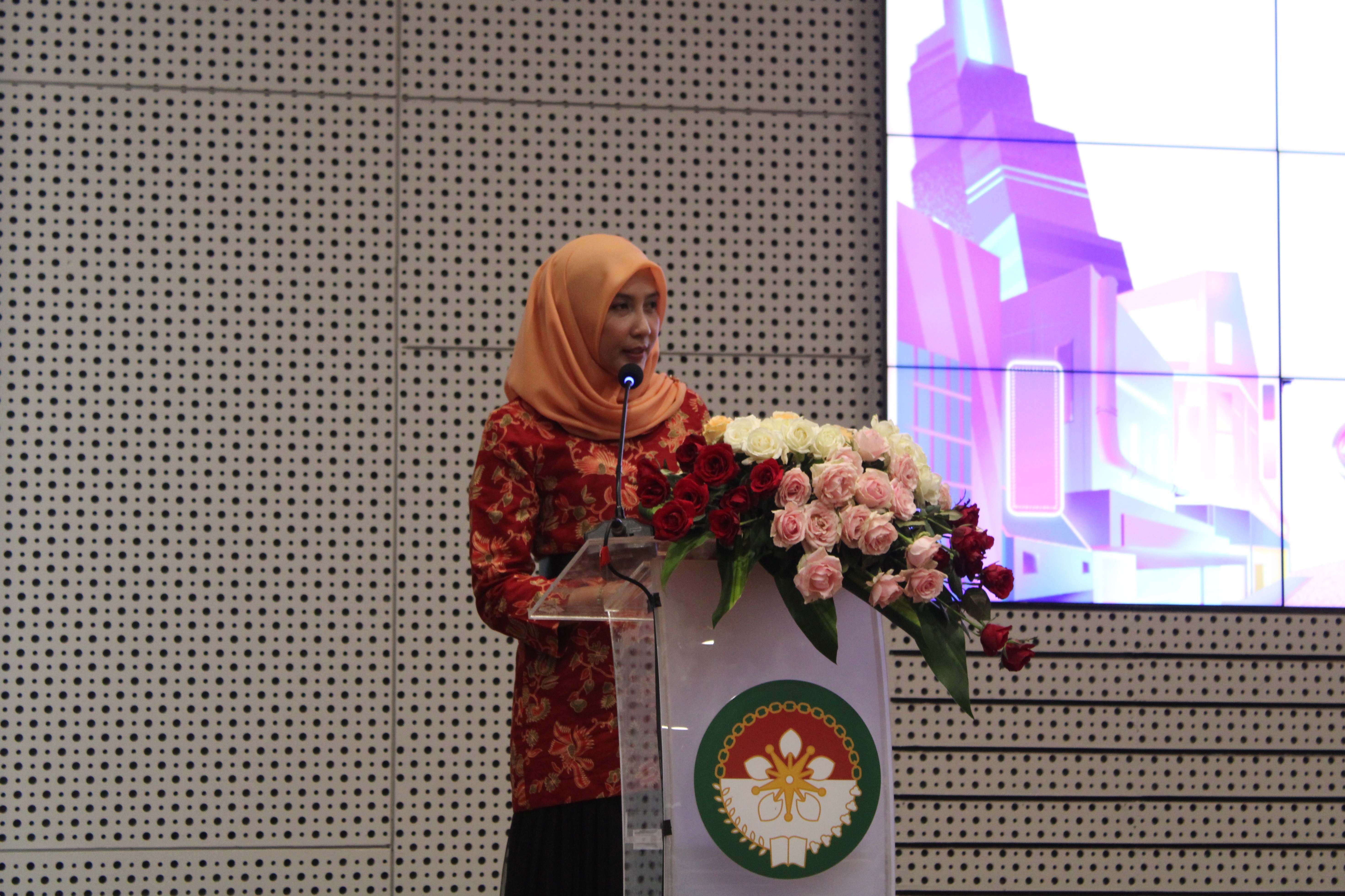 Gambar Ketua DWP ITS Galih Kanestri Dewi Pramujati ketika menyampaikan pembukaan pada kuliah tamu tentang kebermanfaatan media sosial