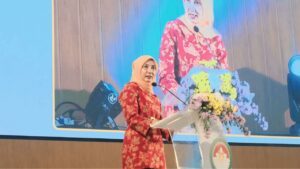 Ketua DWP ITS Galih Kanestri Dewi Pramujati saat membuka Seminar Awam Kesehatan Reproduksi dan Pemeriksaan Kanker Gratis di Grha Sepuluh Nopember ITS