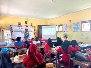 Ketua Tim Abmas ITS Naufan Noordyanto ST MDs saat memberikan sosialisasi komik edukatif digital dan panduan untuk menggunakannya