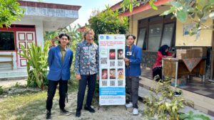 Ketua Tim Abmas ITS Naufan Noordyanto ST MDs (tengah) bersama mahasiswa anggota tim KKN Abmas Komik Edukatif Digital