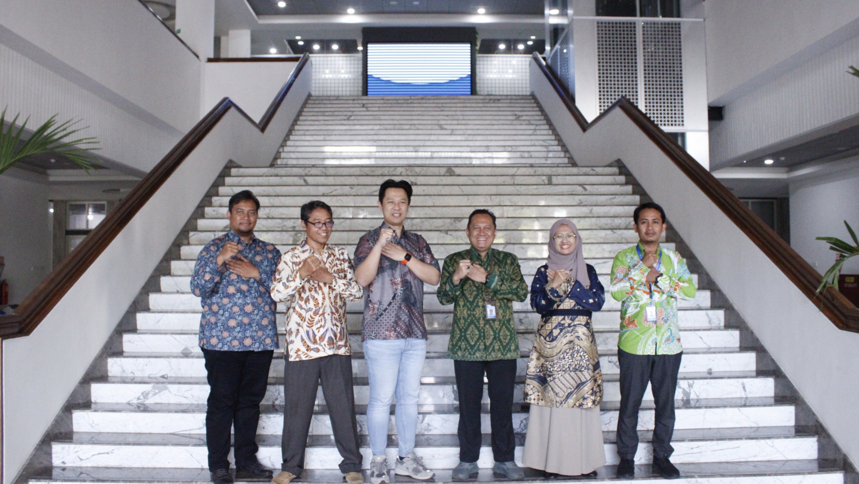 Foto bersama jajaran pimpinan ITS dengan Direktur Utama PT Keravindo Surya Tama Rendy Setiawan (tiga dari kiri) di Gedung Rektorat ITS setelah penandatanganan MoU