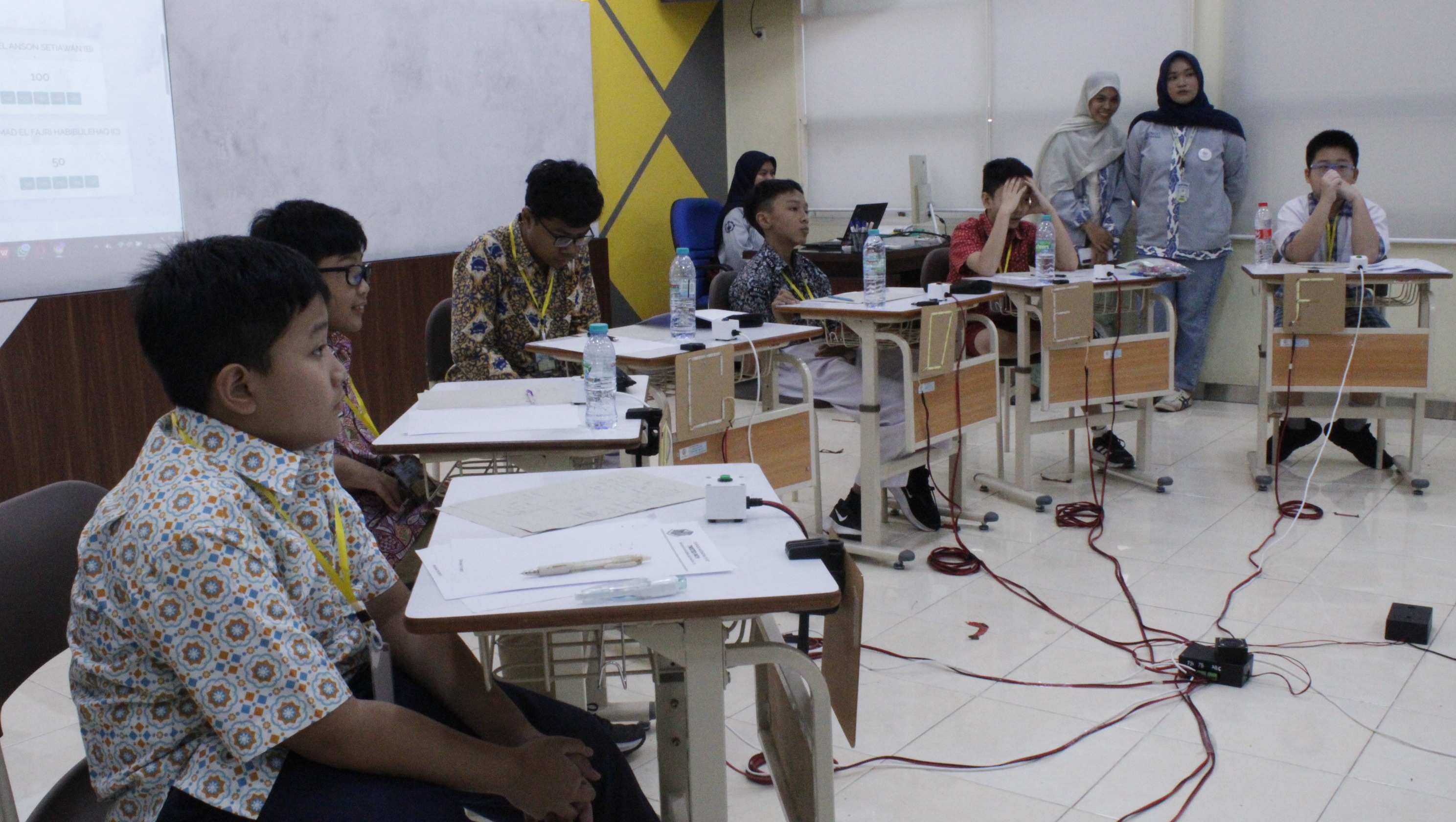 Gambar Peserta OMITS 18th kategori SD ketika sedang melaksanakan babak final