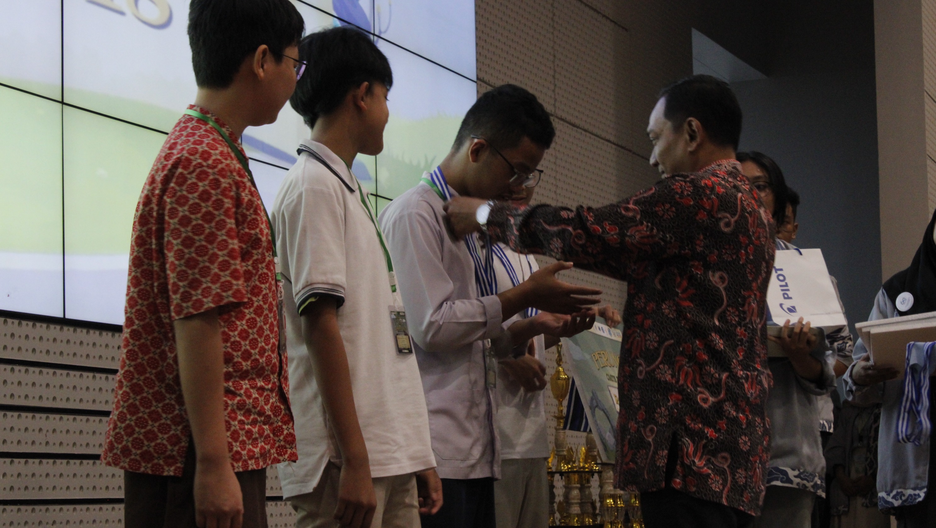 Gambar Kepala Departemen Matematika ITS Dr Didik Khusnul Arif SSi MSi memberikan penghargaan kepada salah satu pemenang OMITS 18th kategori SMP