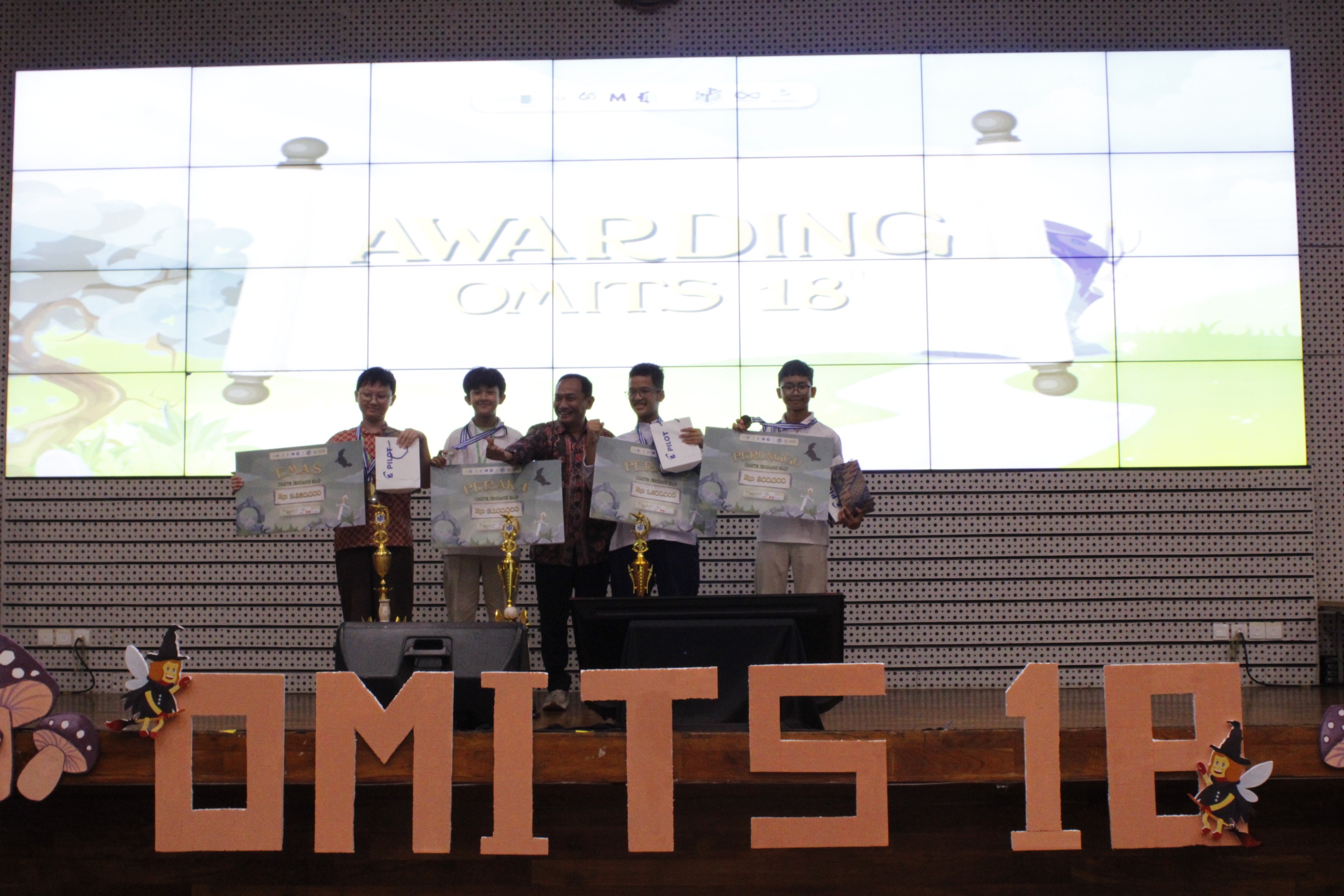 Gambar Selebrasi para juara OMITS 18th kategori SMP bersama Kepala Departemen Matematika ITS Dr Didik Khusnul Arif SSi MSi