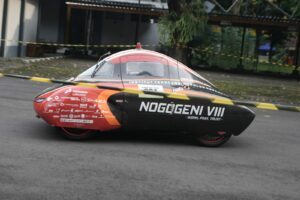 Potret mobil Nogogeni VIII saat melaju di sirkuit pada ajang KMHE 2025 subkategori Urban Etanol