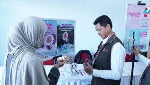 Nisa Abiba, salah satu anggota tim C-Pop Watch (kiri) saat menjelaskan jam tangan karya inovasi timnya kepada Rektor ITS Prof Dr (HC) Ir Bambang Pramujati ST MSc Eng PhD pada sebuah pameran