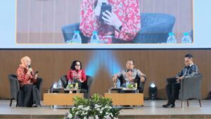 Para pemateri saat tanya jawab terkait materi dalam Seminar Awam Kesehatan Reproduksi yang digelar oleh DWP ITS di Grha Sepuluh Nopember ITS