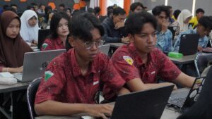 Para peserta Pelatihan 1.000 Duta AI sedang mengerjakan kuis setelah menerima materi berjudul AI Ada di Sekitarmu