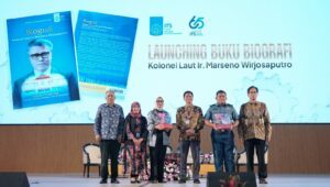 Peluncuran buku biografi dan video dokumenter Rektor ke-2 ITS oleh pimpinan ITS, mantan Rektor ITS, perwakilan keluarga, dan Dinas Sejarah TNI Angkatan Laut