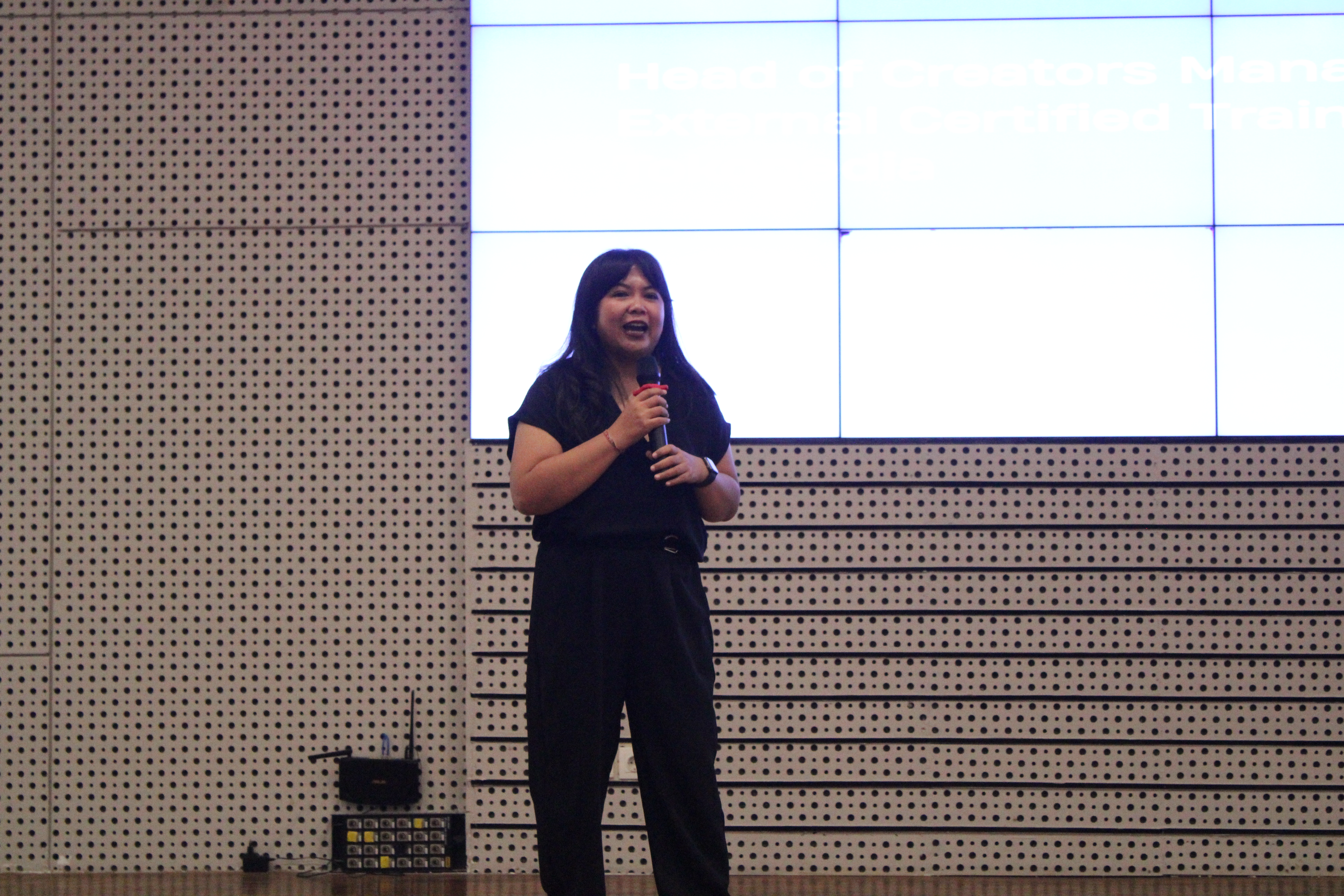 Gambar Pemateri kedua Putu Pradyaningrum membagikan cara untuk membangun persona individu sebelum membangun citra di media sosial