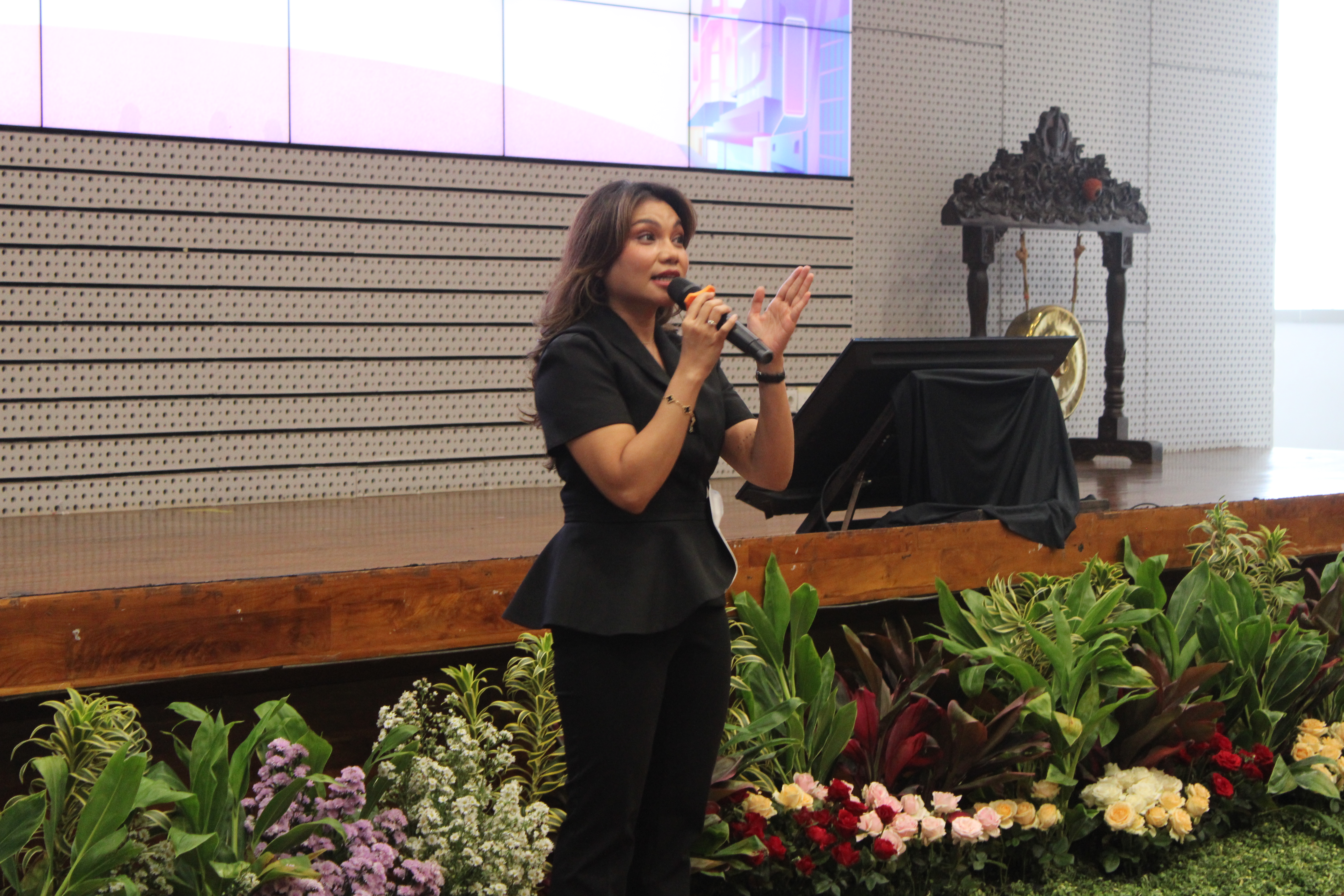 Gambar Pendiri sekaligus kepala eksekutif Warna Emas Indonesia Baby Antonetha sedang menjelaskan pentingnya membentuk citra positif di media sosial