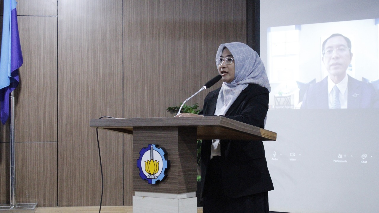 Penyampaian orasi ilmiah oleh Dr Anindya Rachma Dwicahyani ST MT pada Sidang Terbuka Promosi Doktor di Departemen Teknik Sistem dan Industri ITS