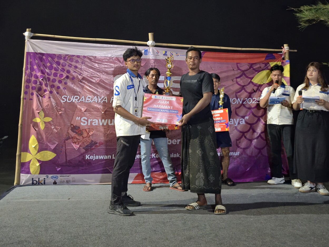 Gambar Penyerahan hadiah kepada Juara Harapan 1 Kategori Kapal cepat