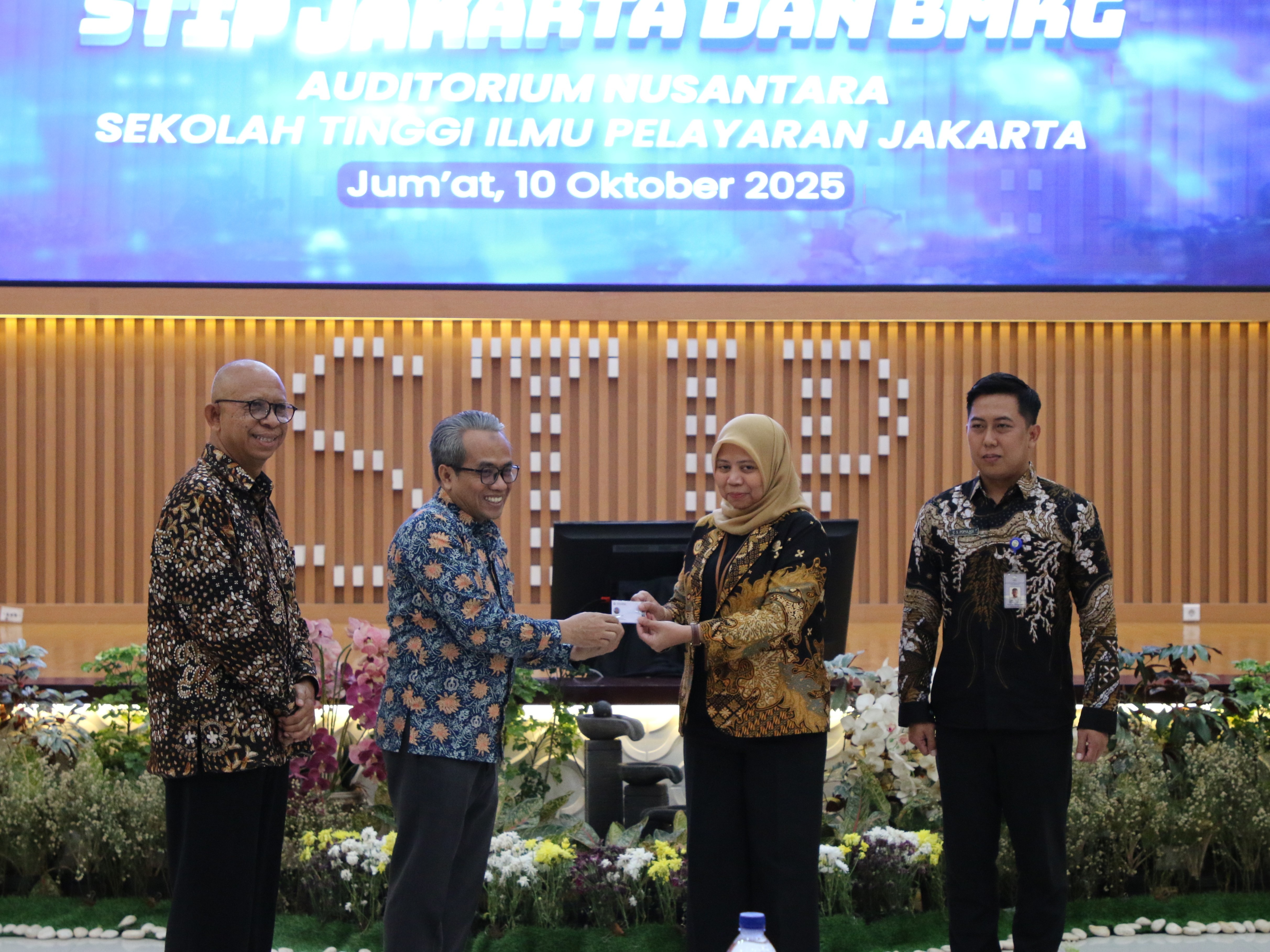 Gambar Penyerahan kartu tanda mahasiswa (KTM) oleh Wakil Rektor II ITS Dr Ir Machsus ST MT kepada mahasiswa doktoral baru dari STIP Jakarta dan BMKG