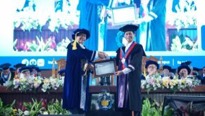 Penyerahan sertifikat pengukuhan profesor oleh Ketua Dewan Profesor ITS Prof Dr Ir Imam Robandi MT (kiri) kepada Prof Dr (HC) Ir Bambang Pramujati ST MScEng PhD